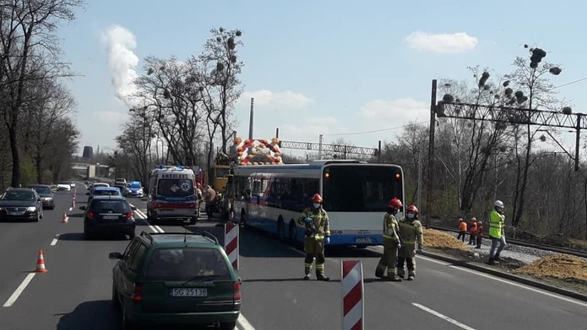 Wypadek na DK 88 w Zabrzu. Autobus uderzył w samochód...