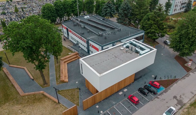 Gmina Włoszczowa zadbała o zieloną energię i proekologiczne projekty. Na zdjęciu instalacja fotowoltaiczna na Domu Kultury we Włoszczowie.