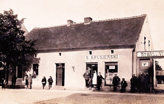 W tym budynku, Stanisław Krusieński prowadził od 1924 r. restaurację i sklep kolonialny. Na zdjęciu właściciel wraz z żoną w drzwiach sklepu.