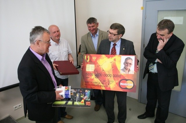 Od prezesa Korony Tomasza Chojnowskiego trener Gąsior otrzymał symboliczną kartę kibica Korony.