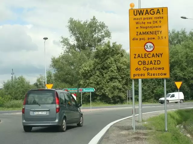 Protest władz Tarnobrzega, które nie zgodziły się na oficjalny objazd ciężarówek przez to miasto poskutkował takimi "tablicami - kwiatkami&#8221;. W Tarnobrzegu - Nagnajowie drogowcy zalecają objazd do Opatowa przez Rzeszów (ok. 210 km) zamiast przez Tarnobrzeg (ok. 50 km).