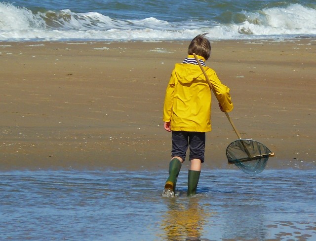 Ocean Atlantycki wyrzuca na brzeg paczki z kokainą. Żandarmeria wzywa mieszkańców i turystów, by informowali, gdy tylko zobaczą na piasku owinięte folią paczki. Władze apelują, by bardziej niż zwykle pilnować bawiących się na plażach dzieci.