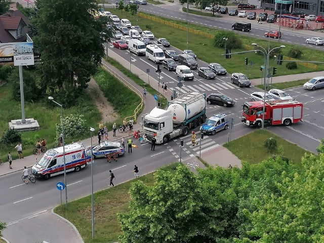 Białystok. Wypadek na Hetmańskiej. Tir potrącił  mężczyznę na przejściu dla pieszych