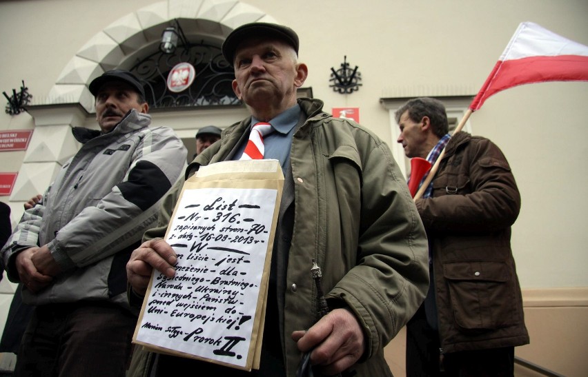 Rolnicy pikietowali przed Urzędem Wojewódzkim