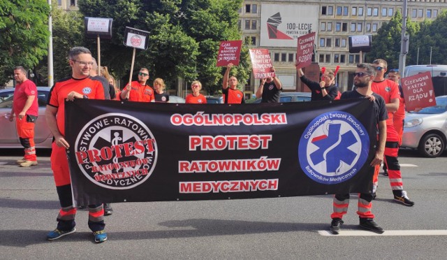 Katowice. Dziś protest ratowników medycznych przed Urzędem Wojewódzkim.Zobacz kolejne zdjęcia. Przesuwaj zdjęcia w prawo - naciśnij strzałkę lub przycisk NASTĘPNE