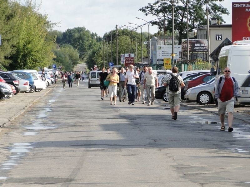 Parking przy ulicy Chorzowskiej jest już prawie pełny.