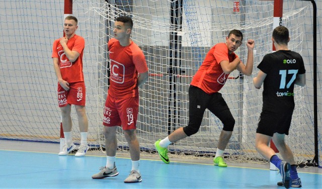 W pierwszej połowie meczu z Tomicomem gracze Caffaro (czerwone stroje) byli bardzo ostrożni. Po przerwie zagrali skuteczniej, a Krzysztof Bździuła (pierwszy z lewej) zdobył trzy gole.