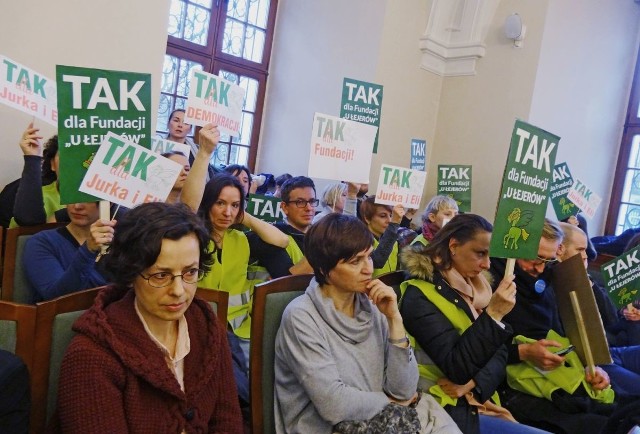 W czwartek pod Urzędem Miasta pikietowało około stu osób. Akcja odbyła się przed  posiedzeniem komisji oświaty. W ten sposób rodzice dzieci wyrazili swoje poparcie dla Fundacji „U Łejerów”