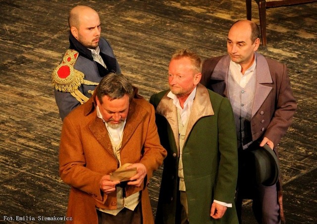 „Ożenek” to porządnie zrealizowane przedstawienie w ciekawej obsadzie. Obok białostockich aktorów występuje tu Andrzej Mastalerz (na zdjęciu w zielonej marynarce) z Teatru Powszechnego w Warszawie.