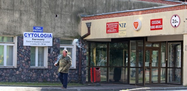 Brudna elewacja szpitala przy ul. Mickiewicza w Ustce. 