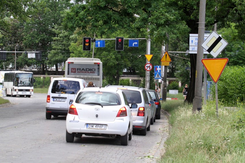 Ulica Hubska. Brak znaku T6 informującego o przebiegu drogi...