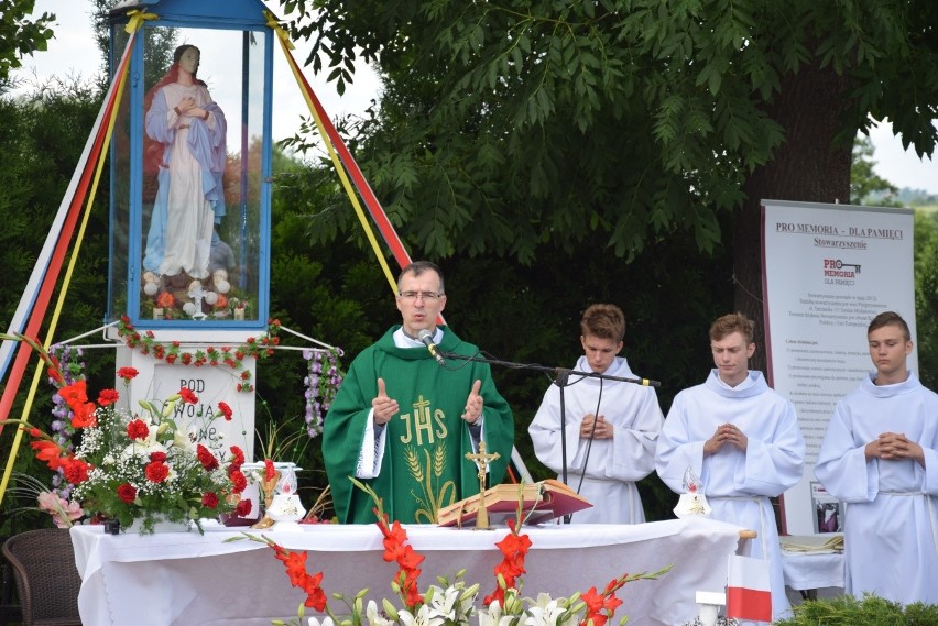 Mieszkańcy uhonorowali 11 chłopów z Masłomiącej zamordowanych w obozie Gross-Rosen [ZDJĘCIA]