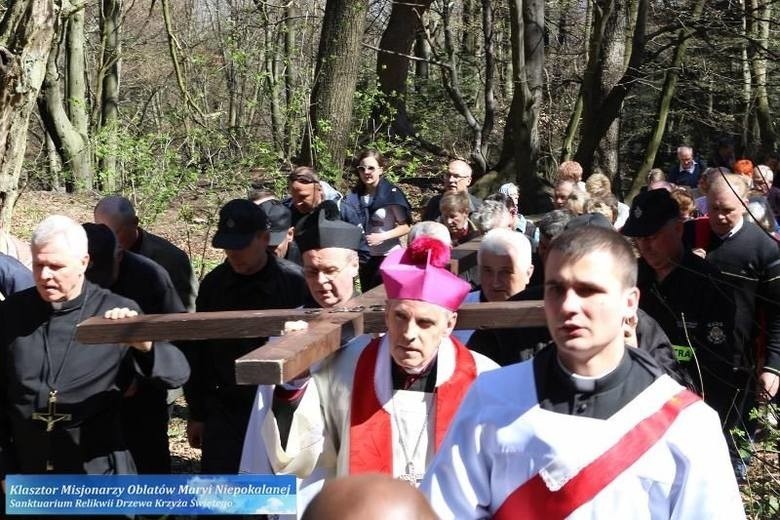 Koronawirus. Biskup sandomierski Krzysztof Nitkiewicz wydał specjalne zarządzenie. Co sugeruje wiernym?