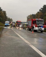 Wypadek na A4. Na obwodnicy Krakowa dachował samochód. Dwie osoby zostały poszkodowane