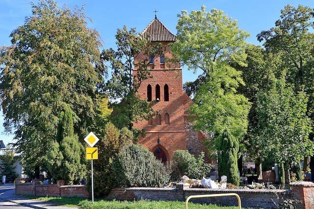 Parafia w Gostkowie (gm. Łysomice). Tutaj okresowo pomocnikiem został były proboszcz sąsiedniej parafii, w Papowie Toruńskim.