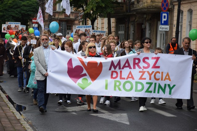 W niedzielę 24 czerwca ulicami Nowej Soli przeszedł IV Marsz dla Życia i Rodziny. Po mszy św. ok. godz. 15.00 spod kościoła p.w. św. Józefa Rzemieślnika wierni wyruszyli wraz z księżmi ze wszystkich parafii w mieście  do parku „Wodny Świat”. Parafialna orkiestra „Fermata Band” prowadziła ich ulicami: Wyszyńskiego, Wojska Polskiego, Grota-Roweckiego, Zjednoczenia, Moniuszki i Aleją Wolności. Nie przeszkadzał im padający od czasu do czasu letni deszczyk. A w „Wodnym Świecie” odbył się Piknik Rodzinny. Jak było? Zobaczcie zdjęcia. Pierwszy Marsz dla Życia i Rodziny odbył się w 2006 roku w Warszawie. Przez 13 lat, organizacji marszu podjęło się ponad 150 miast i miejscowości, a z każdym rokiem ta liczba się powiększa. W tym roku  hasło przewodnie marszów brzmi „Polska rodziną silna!”. Podkreśla ono zasadniczą rolę rodzin w budowaniu przyszłości ojczyzny. WIDEO: "Polska rodziną silna!". Marsz dla Życia i Rodziny w Warszawieźródło: TVN24/x-news