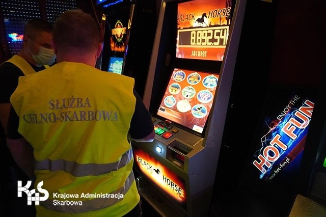 Zlikwidowano nielegalne automaty, między innymi w Kozienicach.