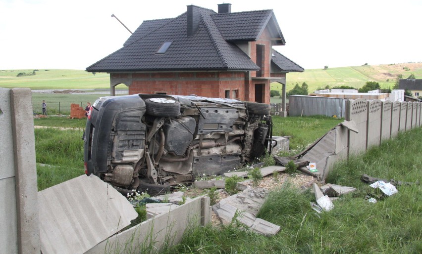 Wypadek na trasie 73 koło Piotrkowic. Trzy osoby trafiły do szpitala