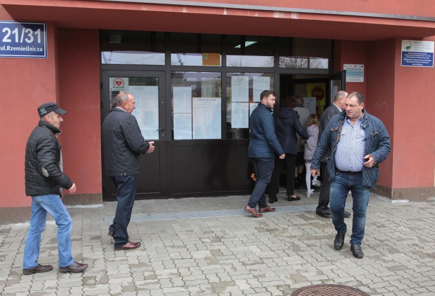 Wybory samorządowe 2018 w powiecie białobrzeskim rozpoczęte. Zobacz jak głosują mieszkańcy [RAPORT NA BIEŻĄCO]