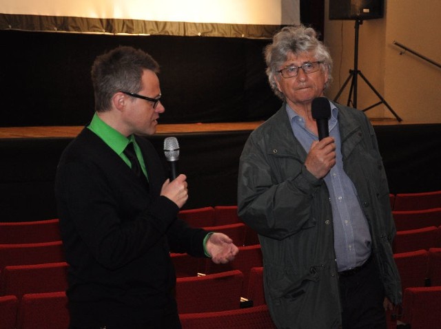 Reżyser Feliks Falk na spotkaniu z sandomierską publicznością; obok prowadzący spotkanie dziennikarz, krytyk filmowy i teatralny Łukasz Maciejewski. 