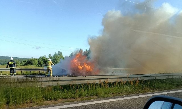 Pożar na S7 między Kielcami a Skarżyskiem. Więcej na kolejnych zdjęciach.