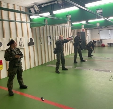 Żołnierze Wojsk Obrony Terytorialnej z Sanoka szkolili się w nowoczesnej strzelnicy policyjnej w Lesku [ZDJĘCIA]