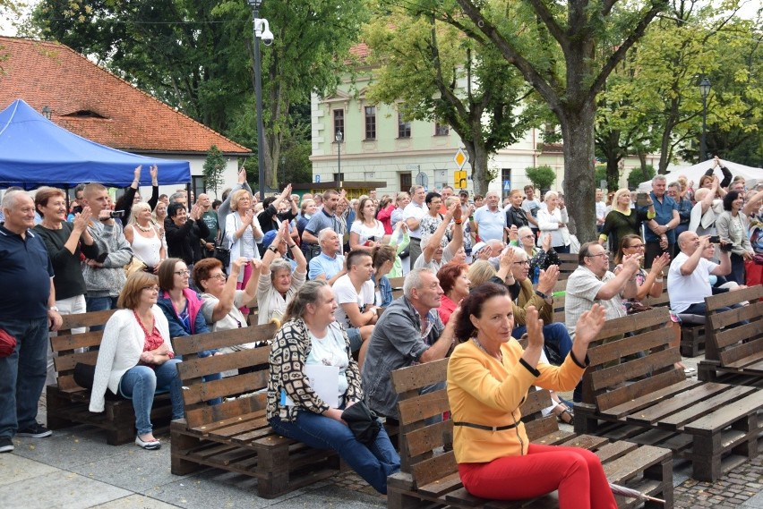 Seniorzy na koncercie Waweli. Krzeszowickie integracje z tańcami przed sceną [ZDJĘCIA]