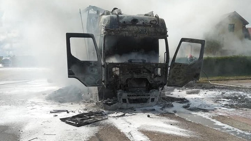 Ciężarówka stanęła w płomieniach w pobliżu przejścia granicznego w Budzisku(zdjęcia)