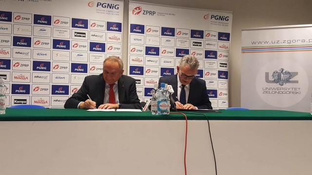 Umowę podpisali profesor Wojciech Strzyżewski i prezes Polskiego Związku Piłki Ręcznej Andrzej Kraśnicki