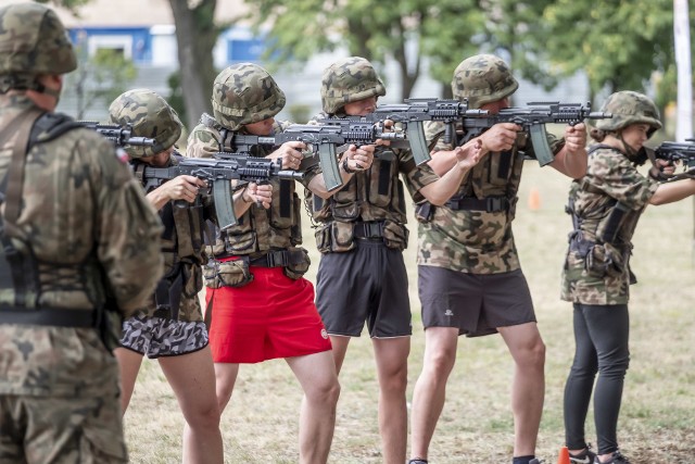 Każdy, kto chciał spróbować swoich sił w wojsku mógł na jeden dzień wcielić się w rolę żołnierza. Centrum Szkolenia Wojsk Lądowych w Poznaniu przygotowało w sobotę, 27 lipca specjalny kurs. Tym samym adepci żołnierskiego fachu ćwiczyli m.in. strzelanie i mogli dowiedzieć się wszystkiego o żołnierskiej rzeczywistości.