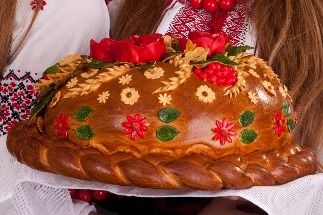 Tradycyjny ukraiński chleb podawany jest na powitanie np.: gości weselnych. Kliknij, aby zobaczyć zdjęcia wypieków w galerii