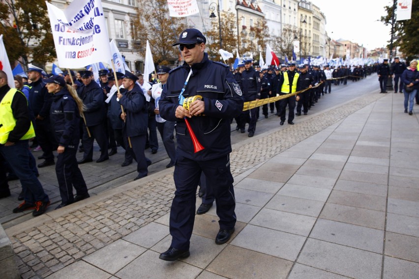 Protest policjantów w Warszawie. Mundurowi domagają się...