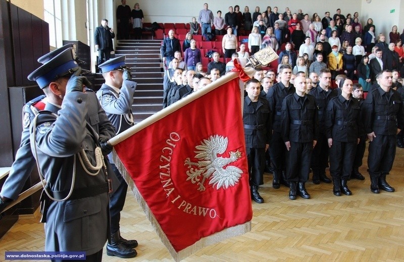 182 nowych policjantów na Dolnym Śląsku [ZDJĘCIA]