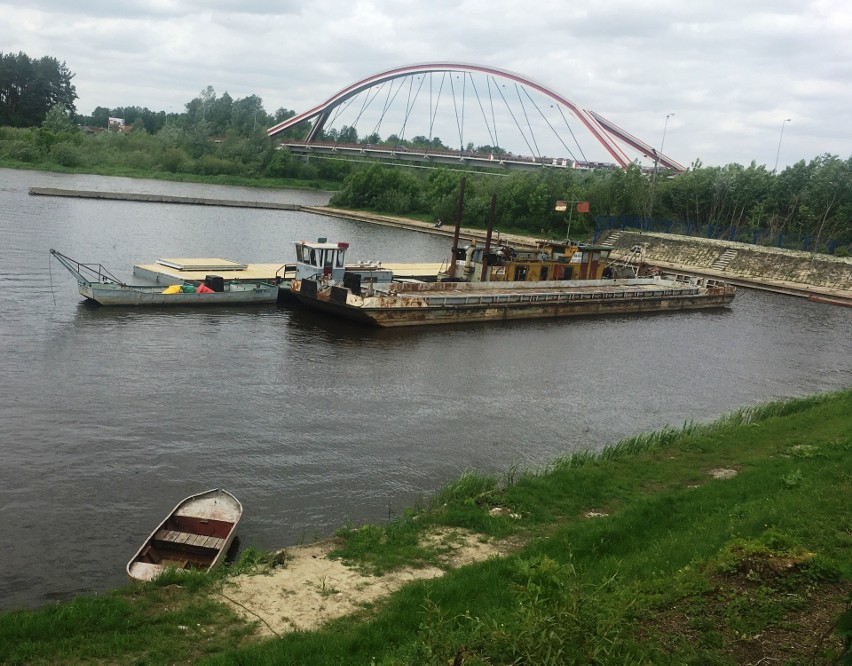 Ostrołęka. Port się zmienia. Trwa montaż pływającego pomostu [ZDJĘCIA]