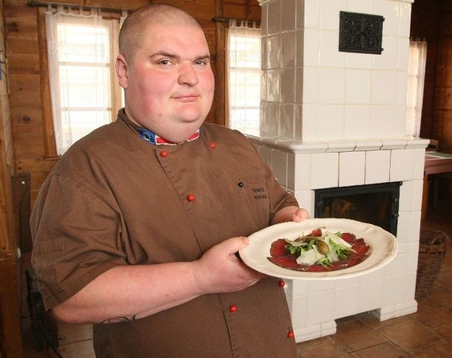 Wojciech Ceglarek, szef kuchni restauracji Winiarnia & Grill 4 Konie, prezentuje wyśmienite carpaccio z jelenia, które od niedawna znajduje się w menu lokalu.