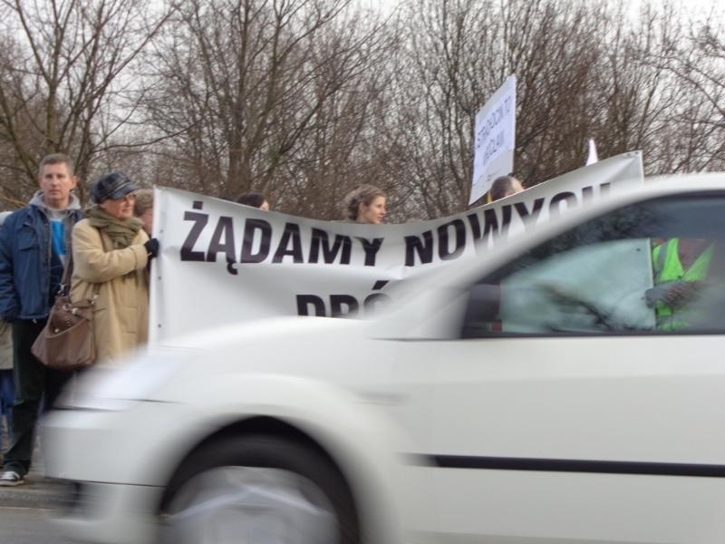 Protest na Swojczyckiej i Kowalskiej. Kilkadziesiąt osób blokowało ulice (ZDJĘCIA)