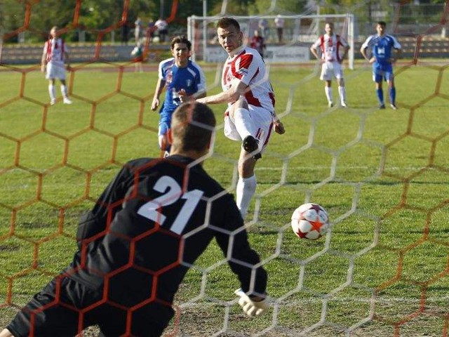 Dariusz Kantor przy rzucie karnym wytrzymał ciśnienie i zdobył dla Resovii jedną z najważniejszych bramek w sezonie.