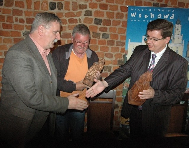 Po dopięciu transakcji burmistrz Wschowy Krzysztof Grabka (od prawej) podziękował swoim partnerom ze Swedwood Christerowi Grahnowi i Wojciechowi Waligórze.