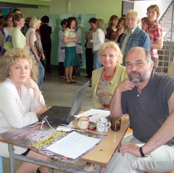 Komitet strajkowy w Szkole Podstawowej nr 10 w Starachowicach. Siedzą od lewej: Mariola Gałka, Iwona Dziubińska - Czerko i Jerzy Chojnacki.