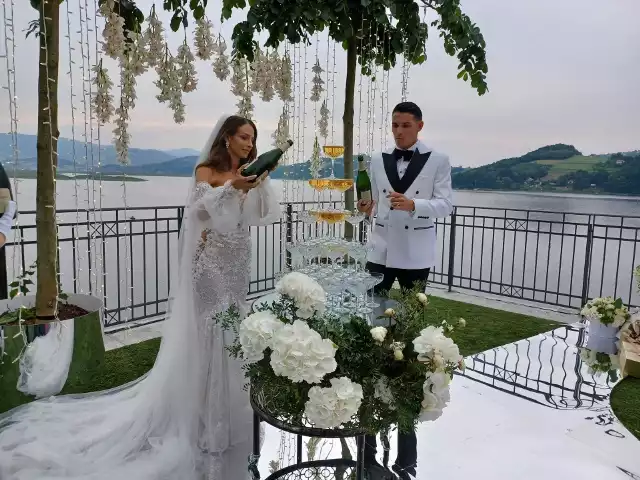 Mariusz Stępiński z żoną Karoliną podczas uroczystości weselnej w Gródku nad Dunajcem