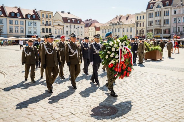 W niedzielę (16 sierpnia) na płycie Starego Rynku odbyły się skromna uroczystość z okazji święta Wojska Polskiego oraz 100. rocznicy Bitwy Warszawskiej. Pod Pomnikiem Walki i Męczeństwa wiązki kwiatów złożyli - najpierw wiceprezydent Bydgoszczy Michał Sztybel, a następnie delegacje Wojska Polskiego. Na Starym Runku szef Inspektoratu Wsparcia generał dywizji Dariusz Ryczkowski dowódcom brygad logistycznych uroczyście wręczył decyzje ministra obrony narodowej  w sprawie wyznaczenia na stanowiska służbowe.Symboliczne obchody w centrum miasta poprzedziła msza święta, odprawiona w Kościele Garnizonowym przy ul. Bernardyńskiej 2.