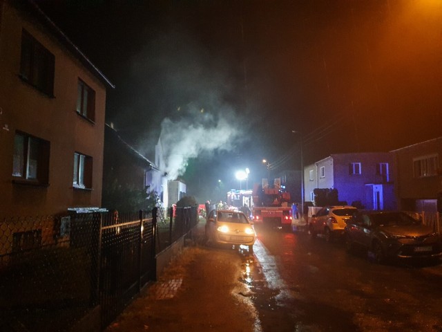 Piorun uderzył w dom w czasie wieczornej burzy w Lesznie 10 września. Z pożaru wydobyto lokatorkę. Na miejscu trwała jej reanimacja.Przejdź dalej -->