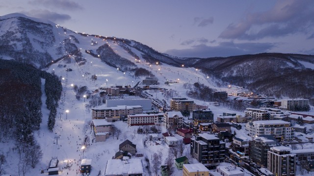 Chociaż klimat Japonii jest bardzo różnorodny, na jej północy leży iście zimowa kraina – to wyspa (a zarazem region administracyjny) Hokkaido. Chłodny klimat sprzyja wizytom Japończyków i turystów w kurortach narciarskich. Po szaleństwach na stokach najlepiej wygrzać się w tamtejszych onsenach, czyli gorących źródłach. Stolica Hokkaido – Sapporo – przepięknie wygląda pokryta śniegiem... Może to właśnie dlatego właśnie tam organizowany jest znany na całym świecie Festiwal Śniegu, na którym prezentowane są lodowe rzeźby? 
