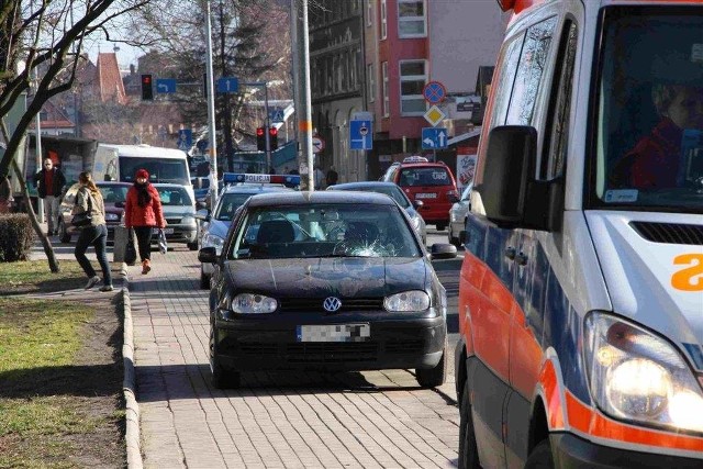 Pieszy z obrażeniami ciała trafił do szpitala.