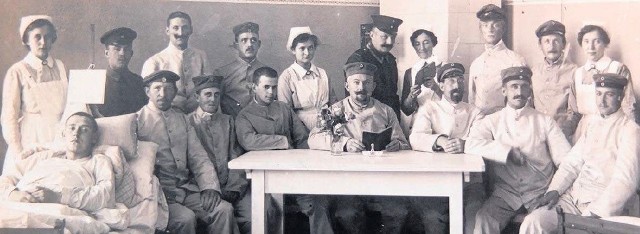 W mieście działało wiele lazaretów wojskowych. Tę fotografię wykonano  w budynku obecnego gimnazjum na ulicy Ozimskiej