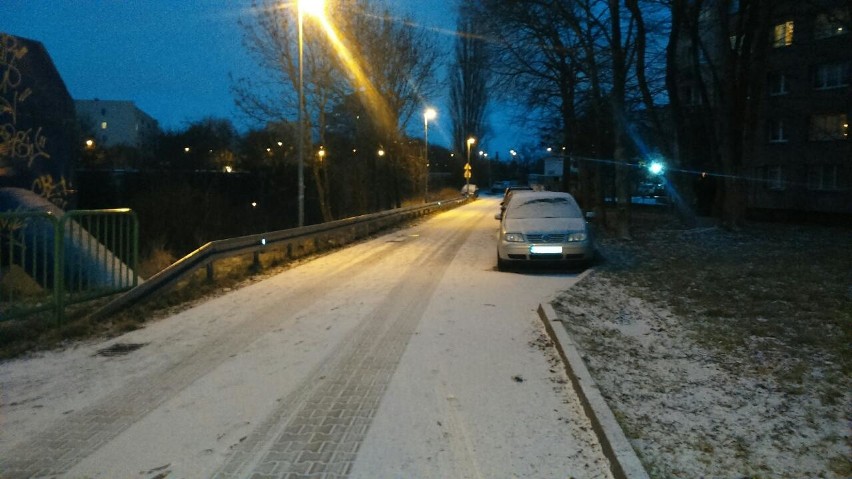 Szczecin. Pierwszy śnieg tej zimy. Na ulicach solarki 