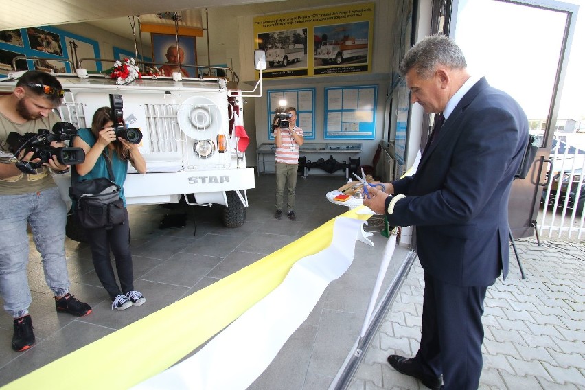 Samochód Jana Pawła II i biały parasol mają swoje muzeum w Kielcach