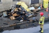 Pożar na Brochowie we Wrocławiu. Jedna osoba ranna, strażacy przeszukują zgliszcza [ZDJĘCIA]