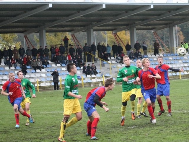 Piłkarze Gryfa Słupsk (czerwone stroje) rozpoczną mecze w III lidze w rundzie wiosennej 16 marca. 