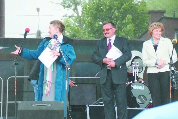 Maria Talarczyk prezes SFL (z lewej) z główymi  partnerami projektu - Wiesławem Małachwiejem, szefem sokólskiej policji oraz Bożeną Łazarewicz, dyrektorką Gimnazjum nr1.